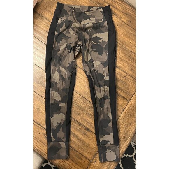 ATHLETA‎ Women's ESSEX Camo Hybrid Tight Leggings Brown Black Medium EUC - Picture 1 of 5